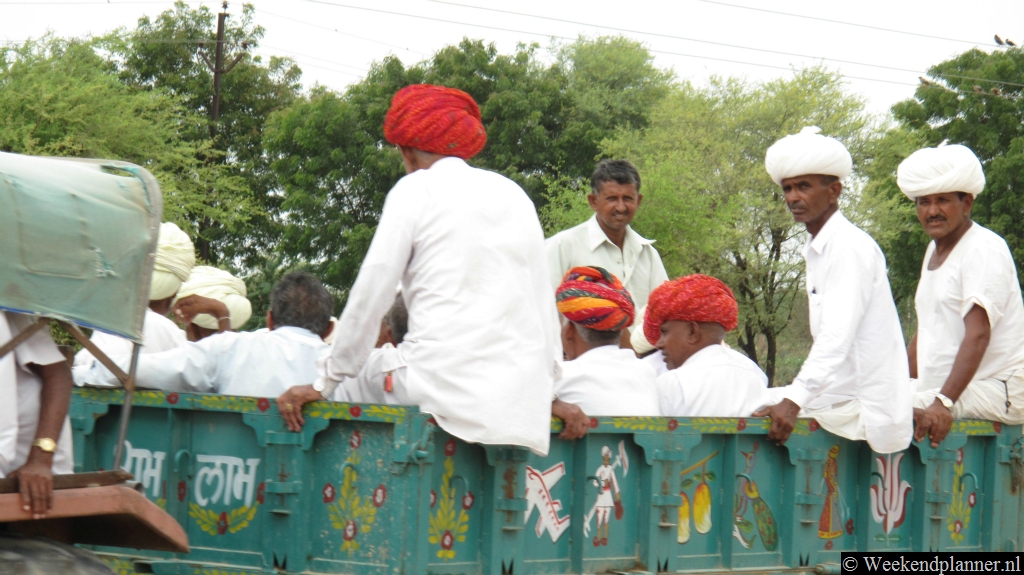 Werkerlieden op een vrachtwagen in Rajasthan.